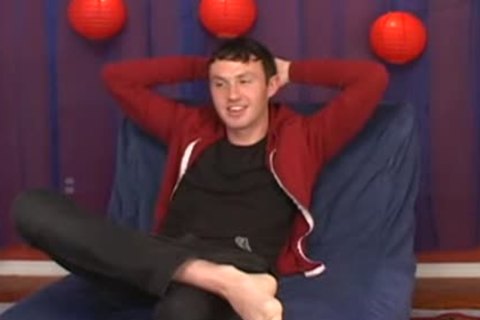 wanking lad receives 10-Pounder Sucked Off