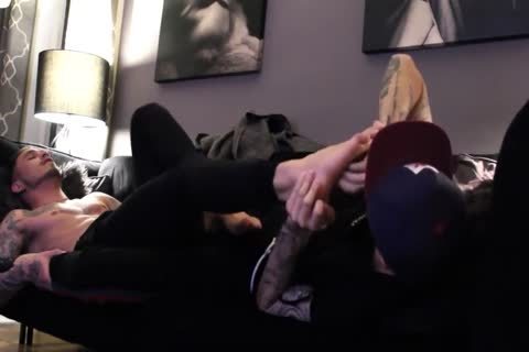 lusty Tatted dude With admirable Feet acquires Worshiped And Cums